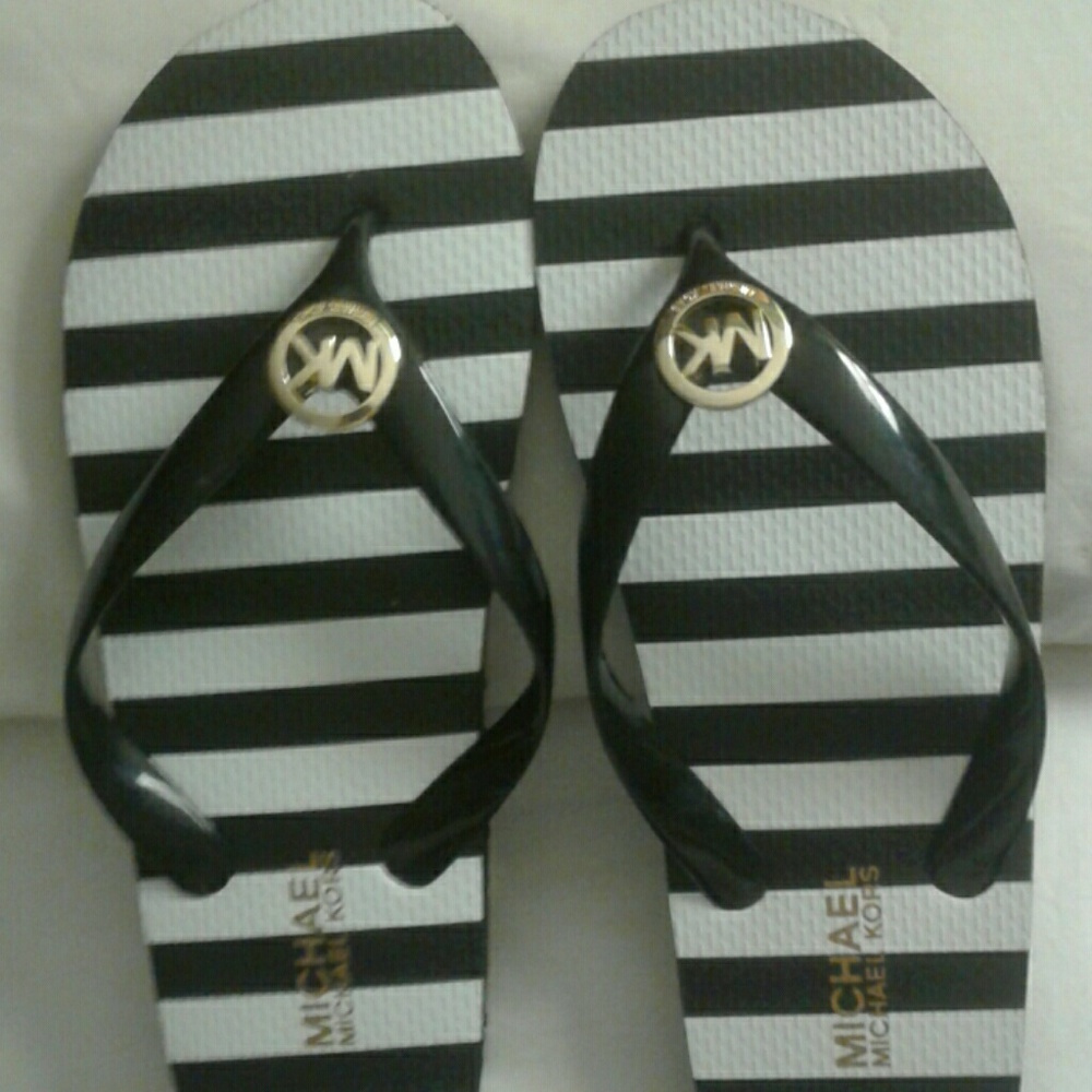 MICHAEL KORS SZ. 7 BLACK & WHITE FLIP FLOPS NEW